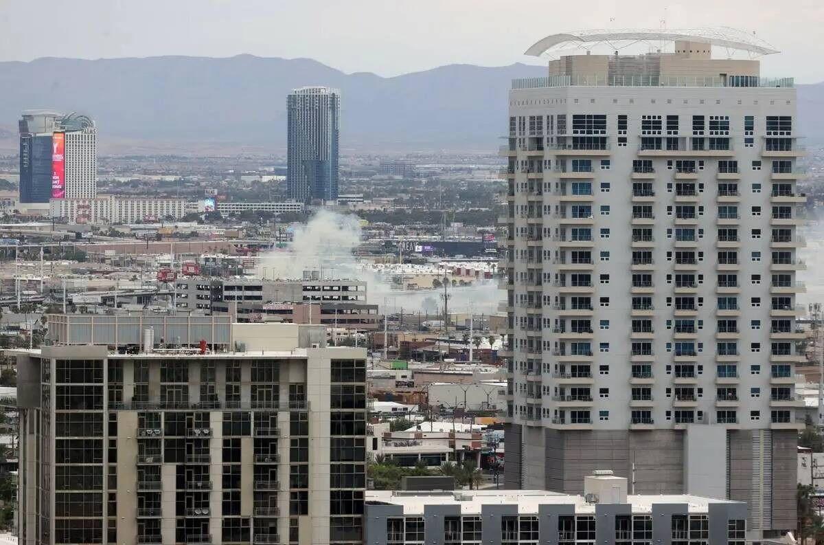 Un incendio arde en la cuadra 2300 de Industrial Road en Las Vegas el jueves 4 de agosto de 202 ...