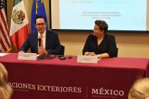 El cónsul de México, Julián Escutia, y la directora ejecutiva de Baby’s Bounty, Kelly Maxw ...