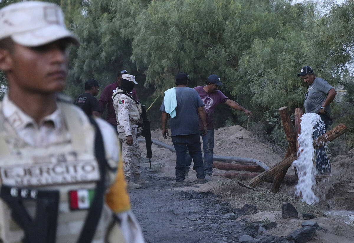 Voluntarios drenan agua de una mina de carbón inundada donde varios mineros quedaron atrapados ...