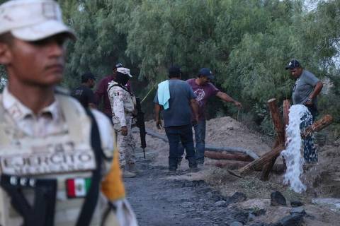 Voluntarios drenan agua de una mina de carbón inundada donde varios mineros quedaron atrapados ...