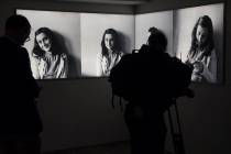 ARCHIVO - Periodistas toman imágenes del renovado museo Casa de Ana Frank en Ámsterdam, el 21 ...