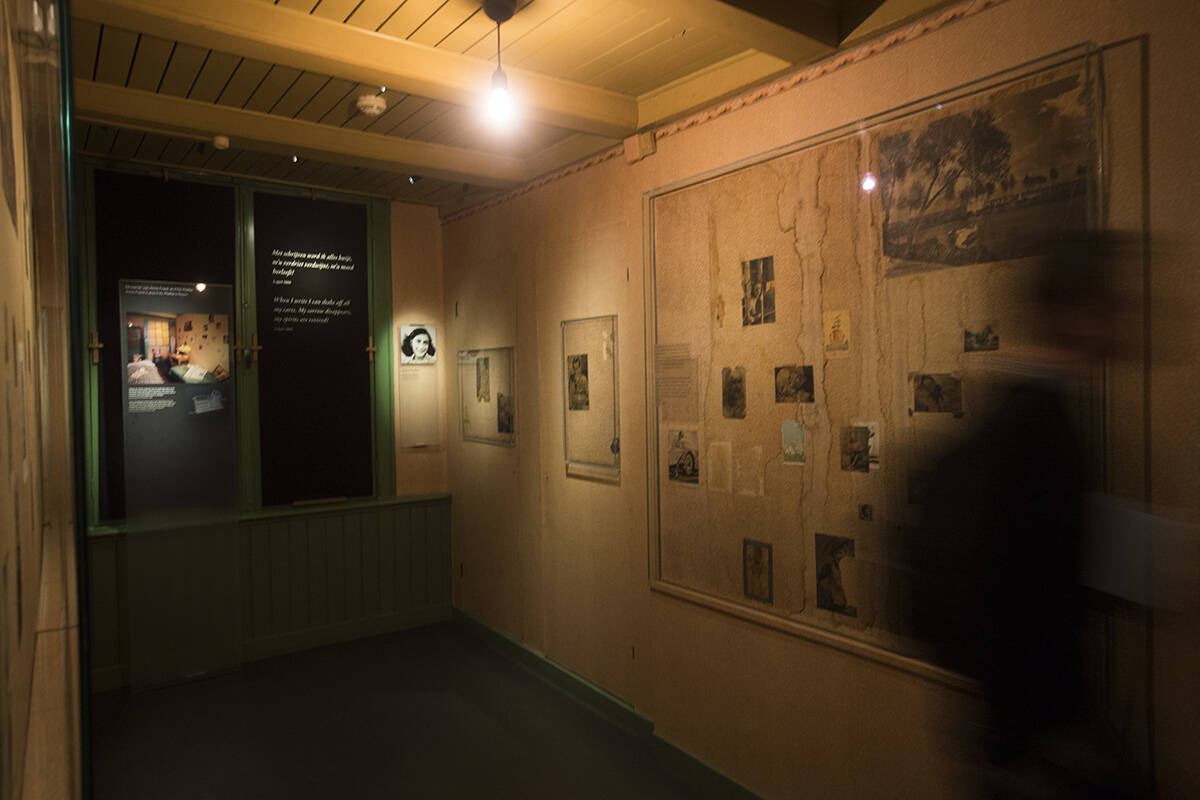 ARCHIVO - Una imagen del anexo secreto con sus ventanas oscurecidas en el renovado museo Casa d ...