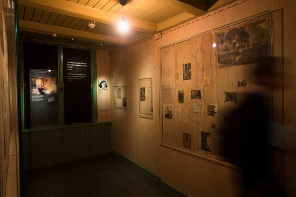 ARCHIVO - Una imagen del anexo secreto con sus ventanas oscurecidas en el renovado museo Casa d ...