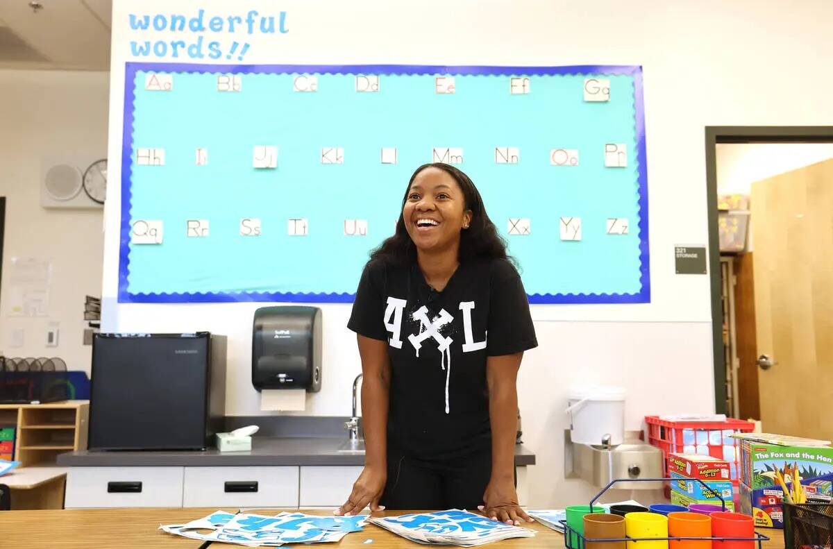La profesora de jardín de niños Nyjaa Peterson prepara su aula en la Bell Elementary School d ...
