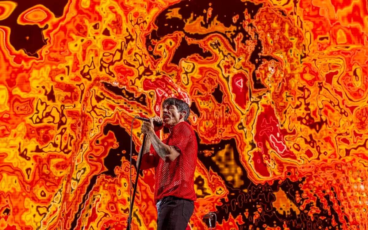 El cantante Anthony Kiedis canta con The Red Hot Chili Peppers en el Allegiant Stadium el sába ...