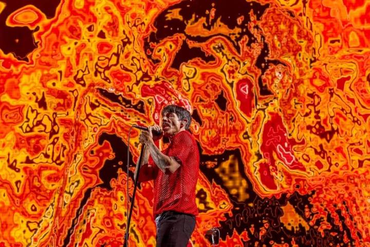 El cantante Anthony Kiedis canta con The Red Hot Chili Peppers en el Allegiant Stadium el sába ...