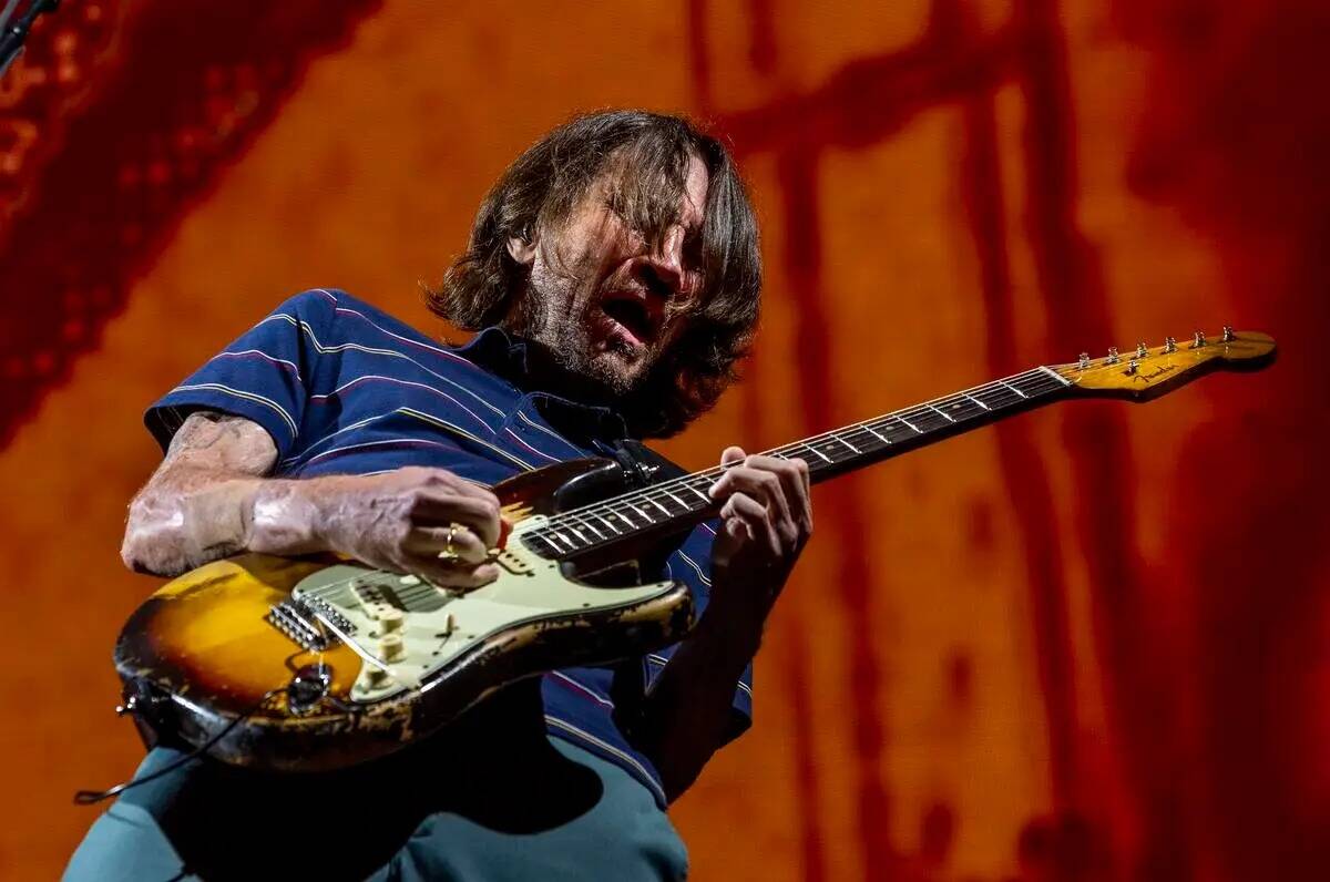 El guitarrista principal John Frusciante toca con The Red Hot Chili Peppers en el Allegiant Sta ...