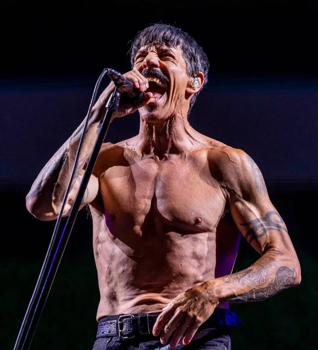 El cantante Anthony Kiedis se presenta con The Red Hot Chili Peppers en el Allegiant Stadium el ...