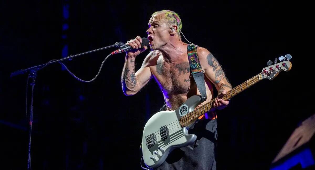 El bajista Flea canta con The Red Hot Chili Peppers en el Allegiant Stadium el sábado 6 de ago ...