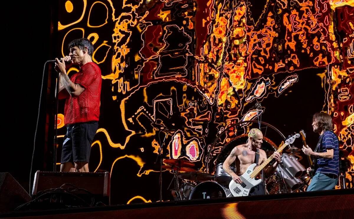 (De izquierda a derecha) El cantante Anthony Kiedis, el bajista Flea y el guitarrista principal ...