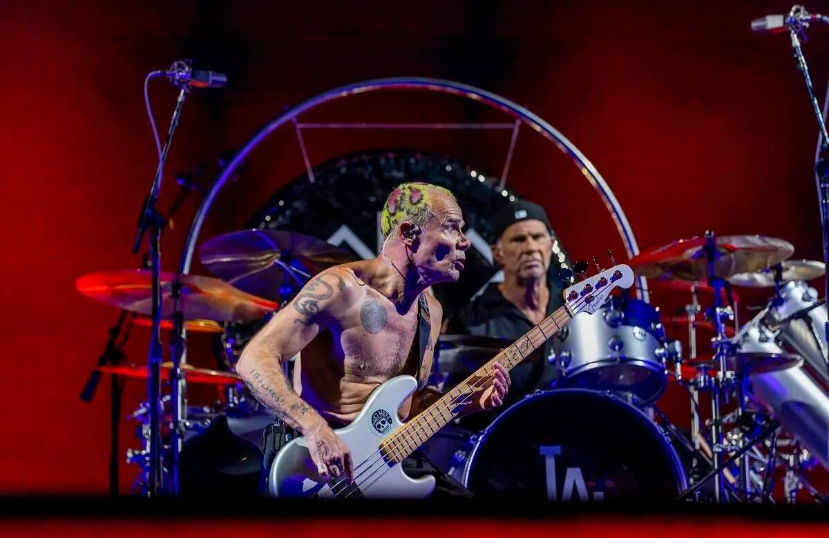El bajista Flea y el batería Chad Smith se presentan con The Red Hot Chili Peppers en el Alleg ...