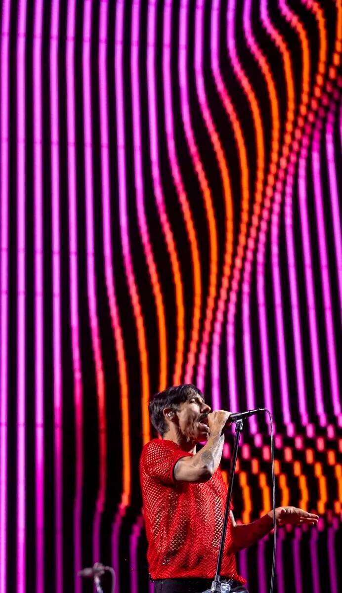 (Desde la izquierda) El cantante Anthony Kiedis canta con The Red Hot Chili Peppers en el Alleg ...