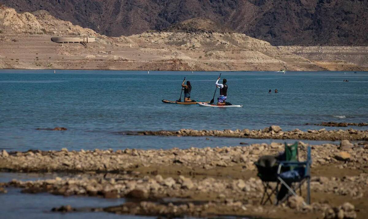 Gente pasa el rato en Swim Beach, a lo largo de la zona de Boulder Basin y Boulder Beach, en el ...