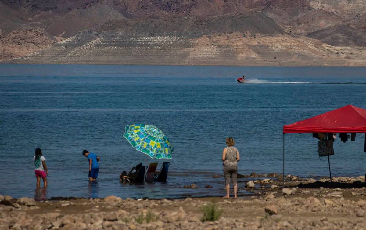 Gente pasa el rato en Swim Beach, a lo largo de la zona de Boulder Basin y Boulder Beach, en el ...