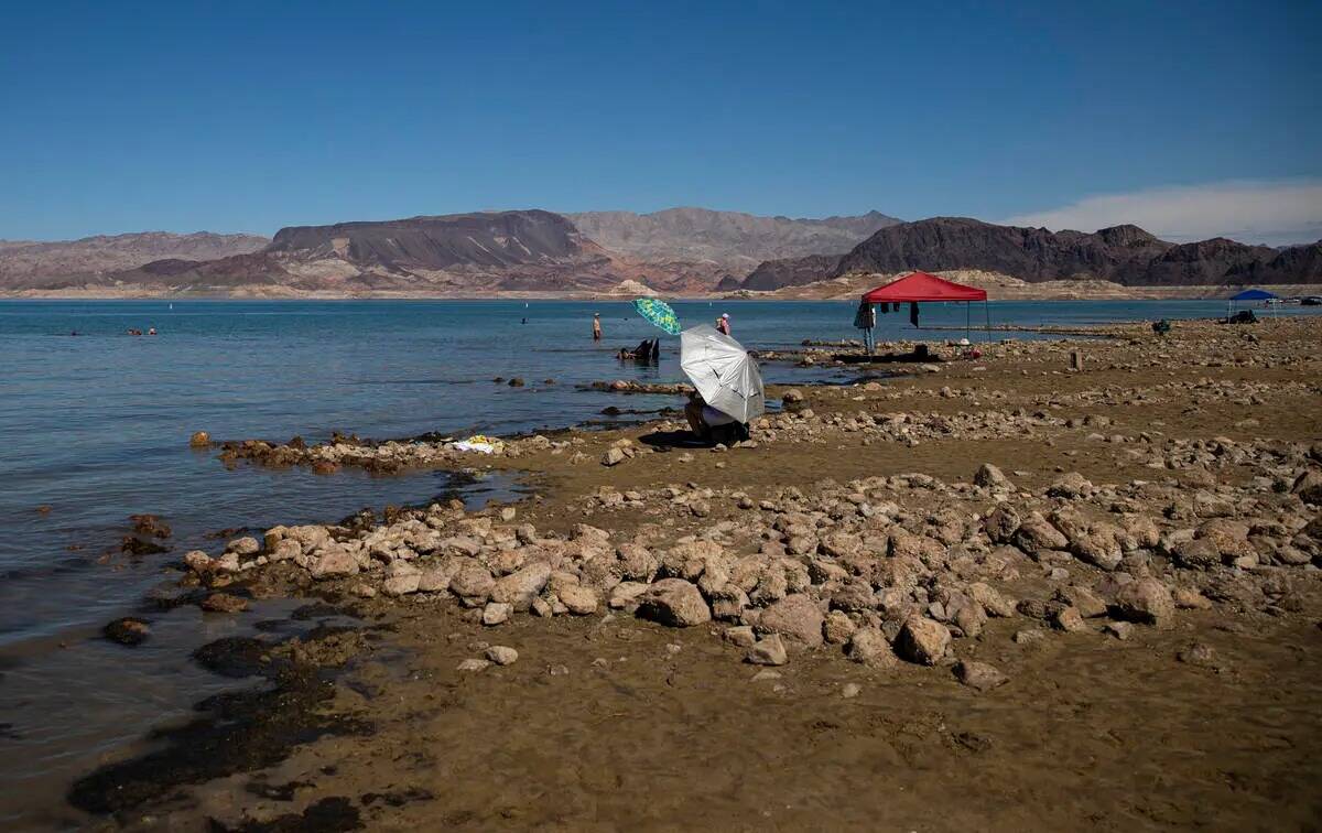 Gente pasa el rato en Swim Beach, a lo largo de la zona de Boulder Basin y Boulder Beach, en el ...