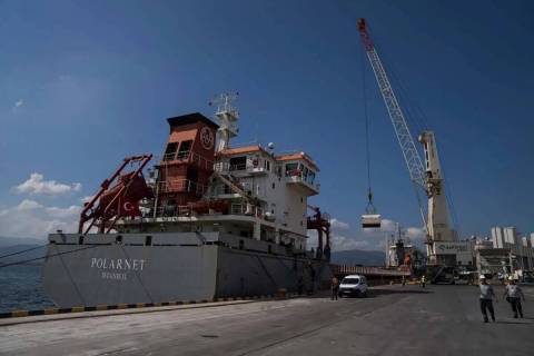 El buque de carga Polarnet llega al puerto de Derince en el Golfo de Izmit, Turquía, el lunes ...