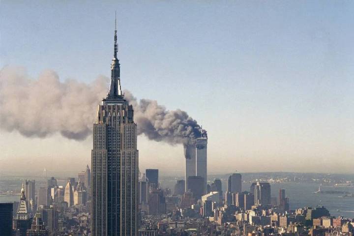 Las torres gemelas del World Trade Center arden detrás del Empire State Building en Nueva York ...