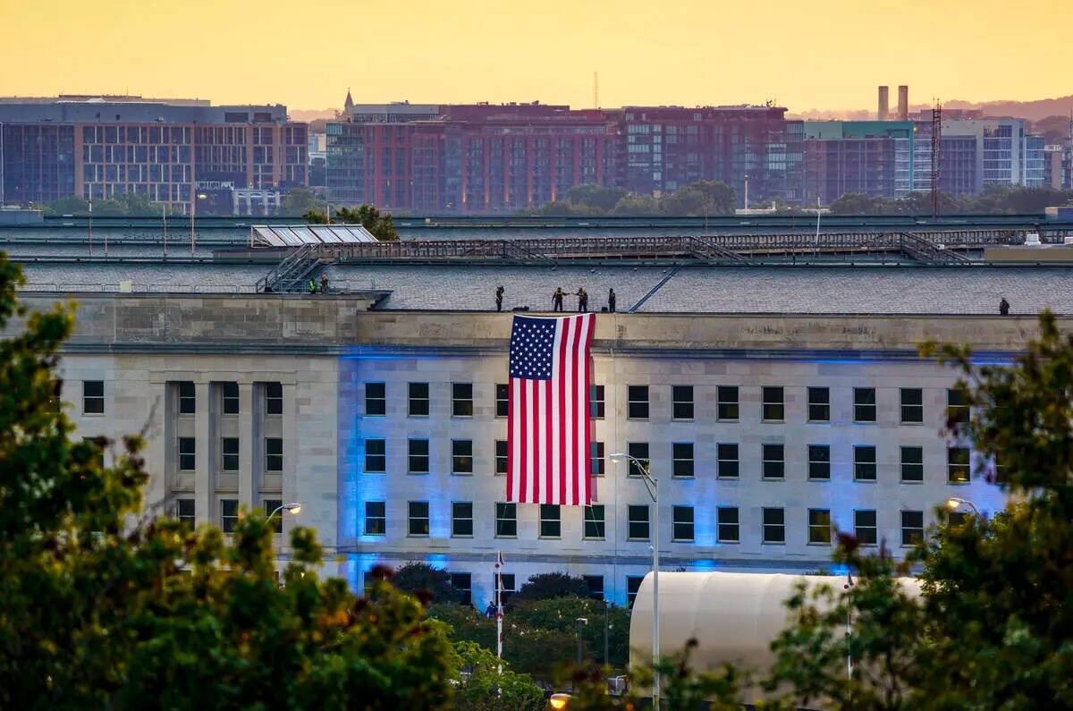 Una bandera estadounidense es desplegada en el Pentágono en Washington, el sábado 11 de septi ...