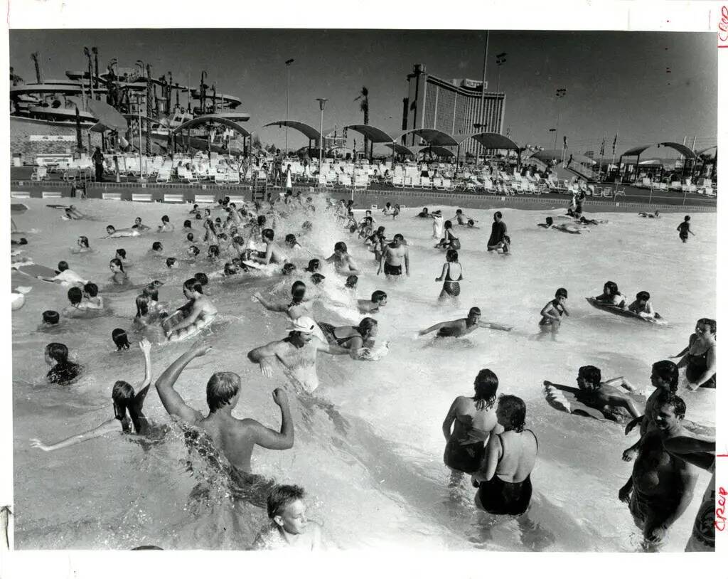 Los visitantes se refrescan en la piscina de olas de Wet 'n' Wild en Las Vegas Boulevard en 198 ...