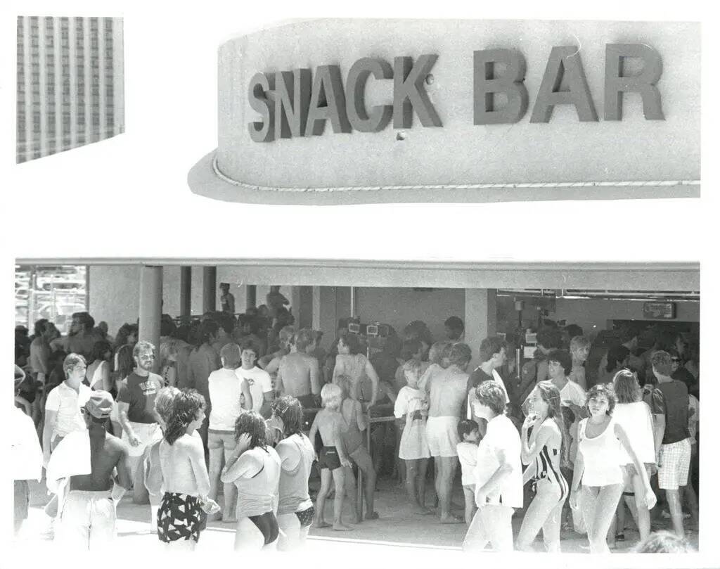 Los visitantes de Wet 'n' Wild hacen fila en el snack bar en 1986. (Las Vegas Review-Journal)