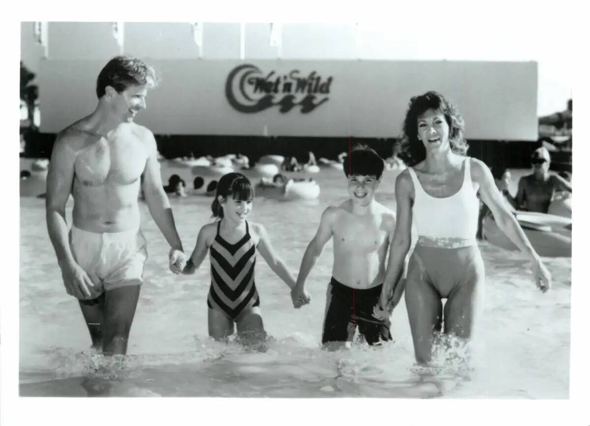 Familiares pasan un rato juntos en Wet 'n' Wild en Las Vegas Boulevard en esta foto sin fecha. ...