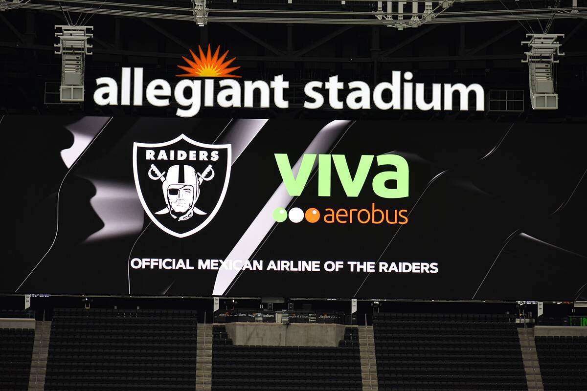 La pantalla principal de Allegiant Stadium muestra una imagen temática de la alianza entre Viv ...