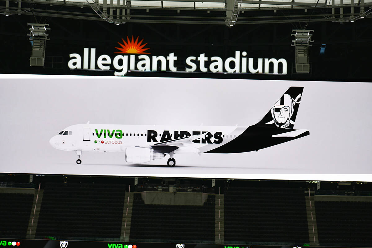 La pantalla principal de Allegiant Stadium muestra una imagen temática de la alianza entre Viv ...