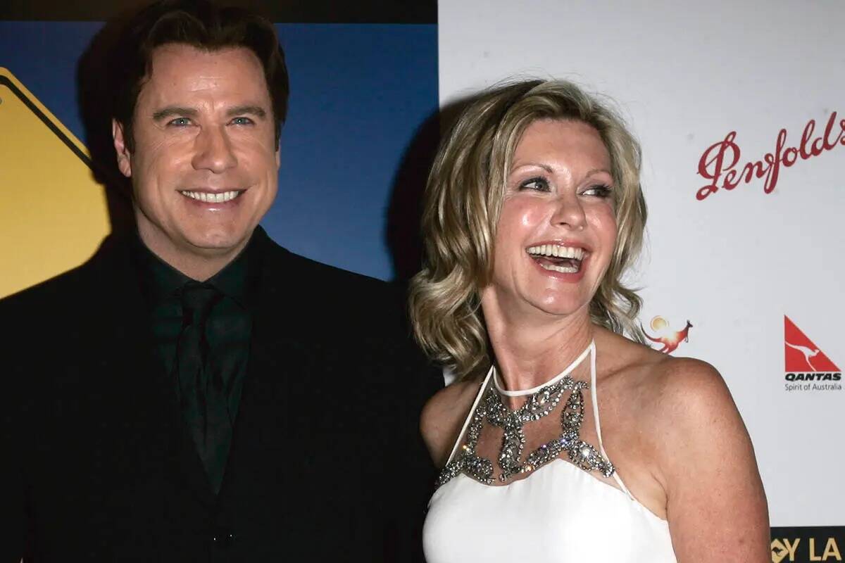John Travolta, a la izquierda, y Olivia Newton-John llegan a la cena de gala The Penfolds Icon ...