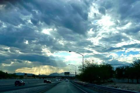 Lluvia se traslada por el lado este de Las Vegas el martes 9 de agosto de 2022. (L.E. Baskow/La ...