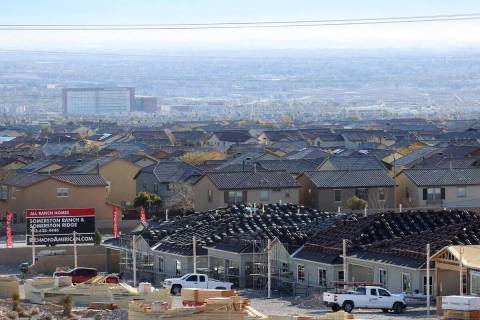 Una vista del valle de Las Vegas desde un vecindario en construcción en la comunidad planifica ...
