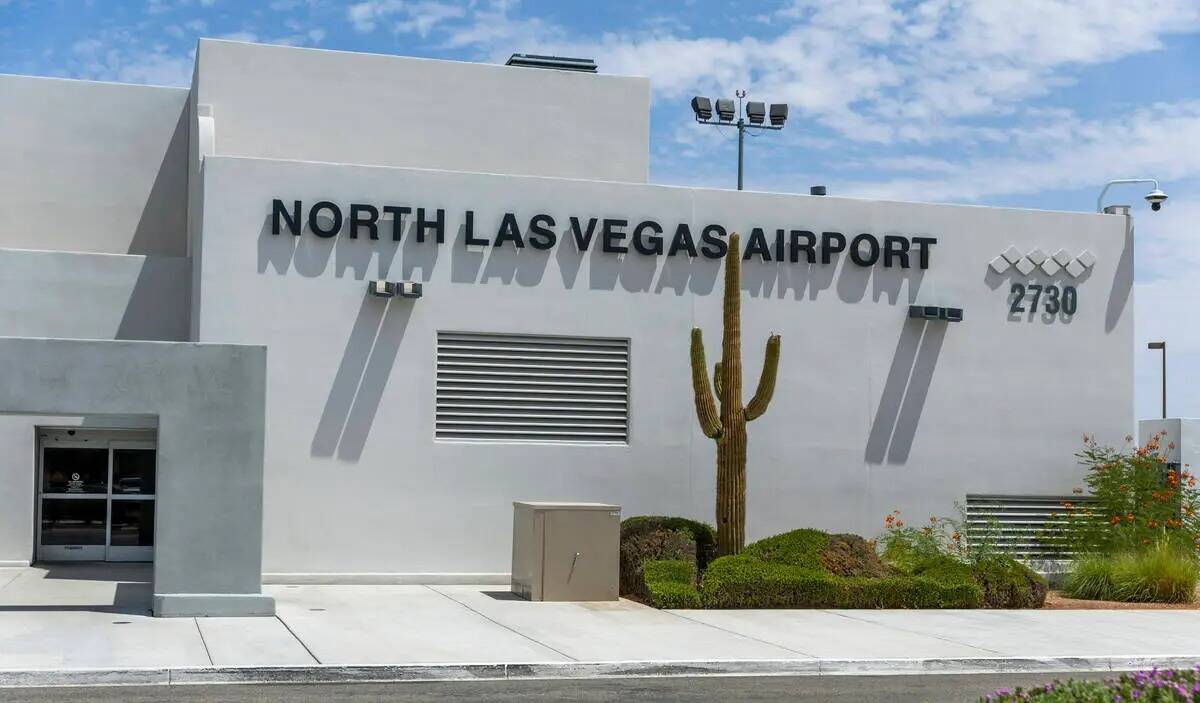 Entrada al aeropuerto de North Las Vegas, mientras la FAA ha emitido una advertencia de segurid ...