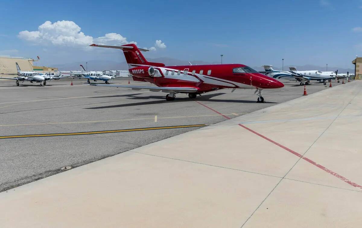 Aviones estacionados en el aeropuerto de North Las Vegas, después de que la FAA haya emitido u ...
