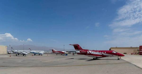 Aviones estacionados en el aeropuerto de North Las Vegas, después de que la FAA haya emitido u ...