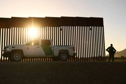 Un agente de la Patrulla Fronteriza camina entre un hueco del muro fronterizo entre Estados Uni ...