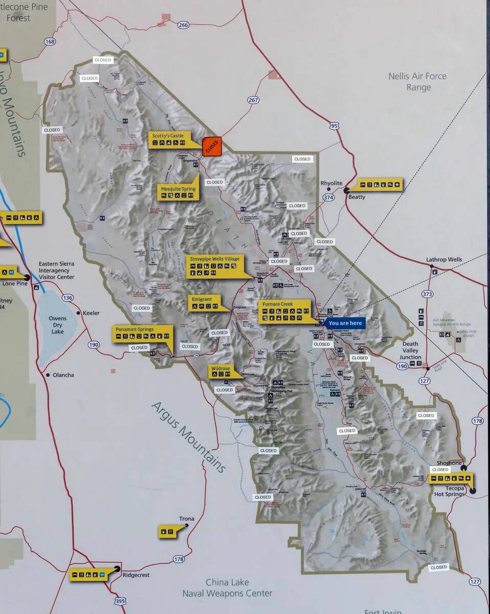 Un mapa dentro del Parque Nacional Death Valley en el Centro de Visitantes de Furnace Creek mue ...
