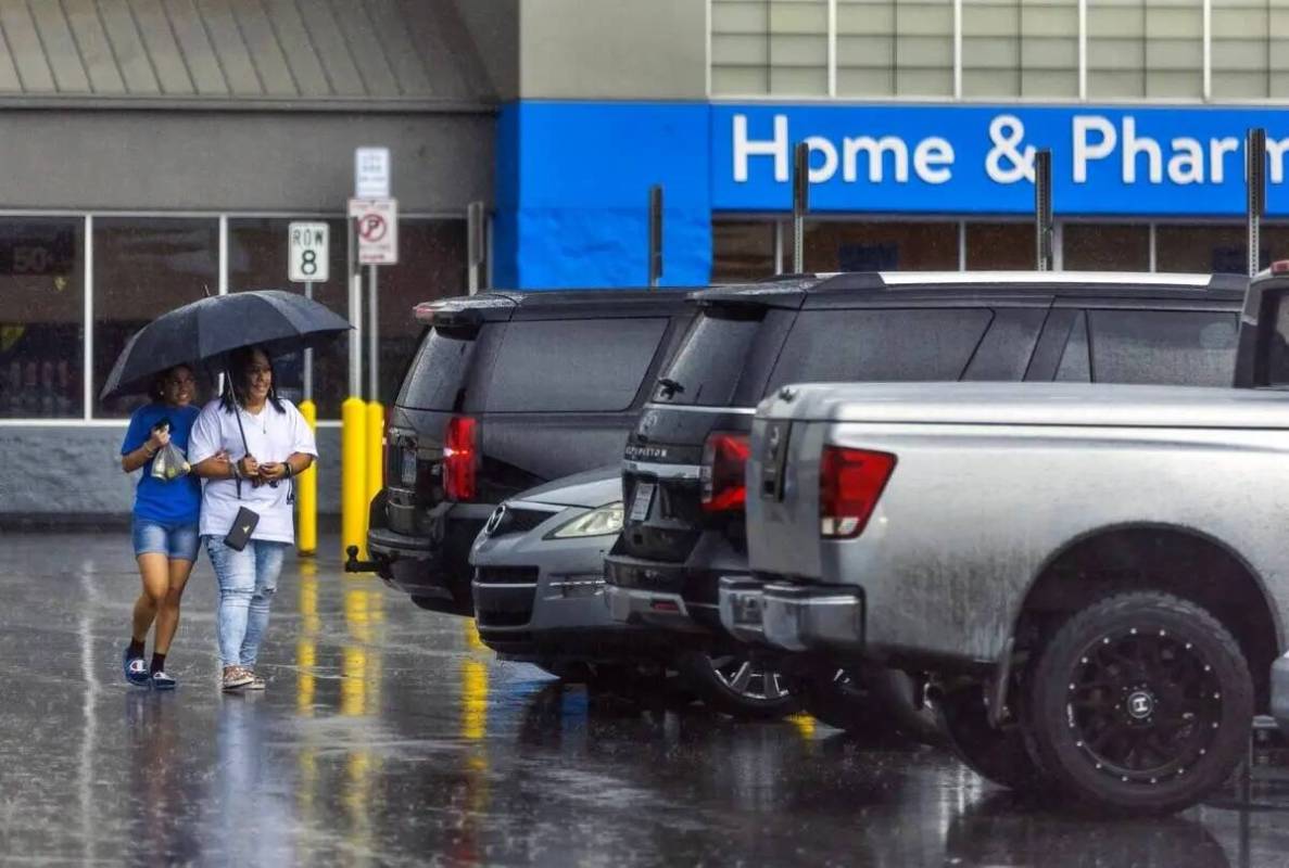Compradores se resguardan en un estacionamiento de Walmart en julio de 2022 en Las Vegas. (L.E. ...