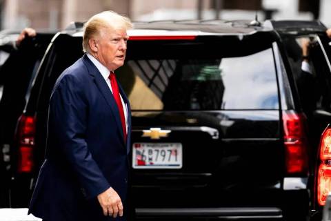 El expresidente Donald Trump sale de la Torre Trump, el miércoles 10 de agosto de 2022, en Nue ...