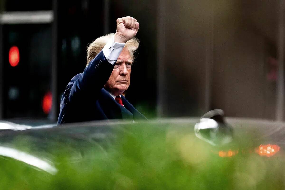 El expresidente Donald Trump alza su puño mientras sale de la Trump Tower, el miércoles 10 de ...