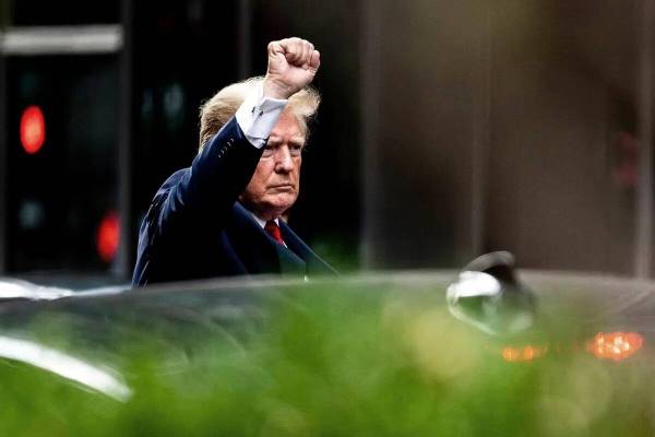 El expresidente Donald Trump alza su puño mientras sale de la Trump Tower, el miércoles 10 de ...