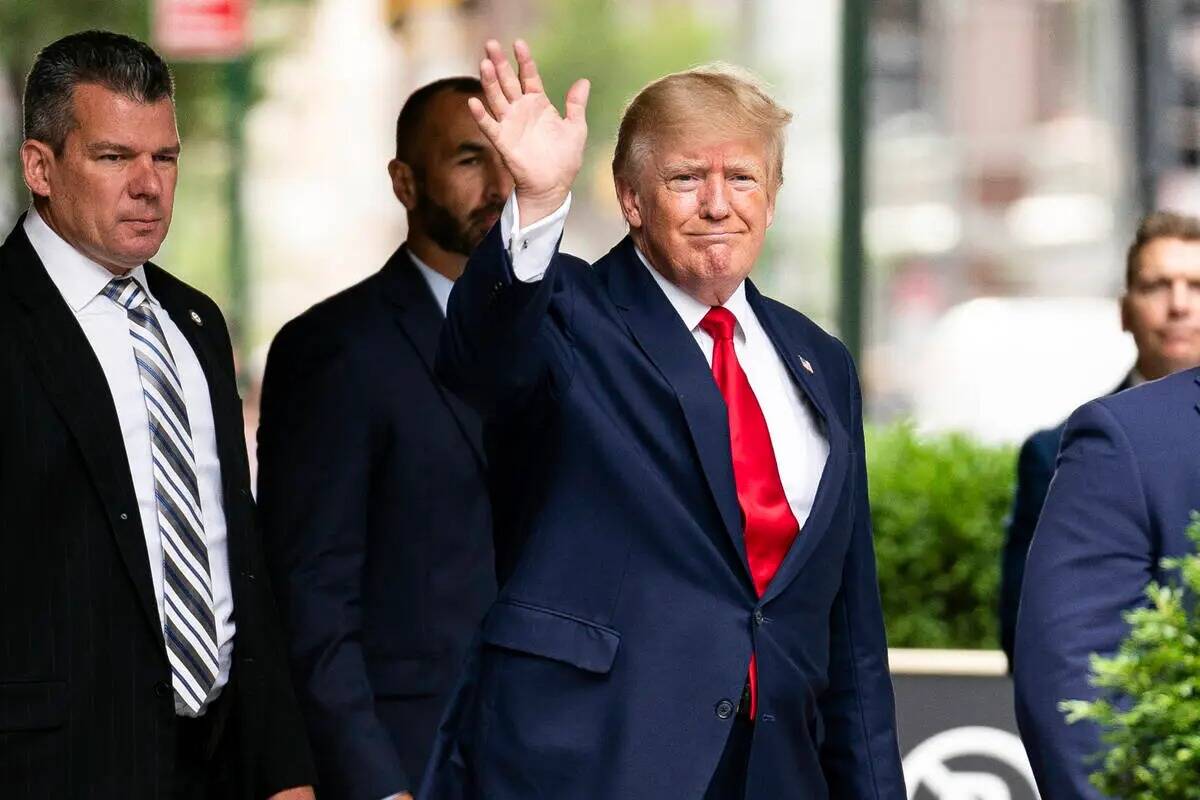 El expresidente Donald Trump saluda mientras sale de la Trump Tower, el miércoles 10 de agosto ...