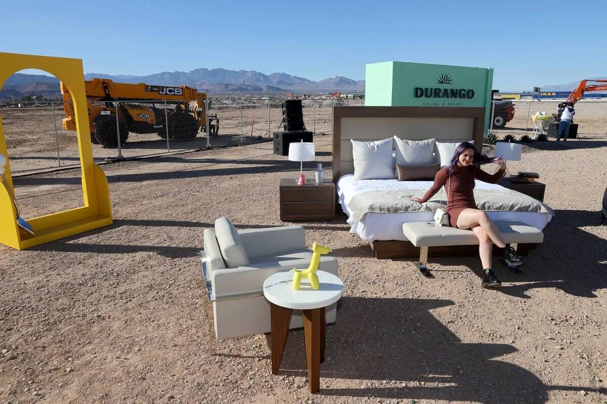 Greta Sereni posa con un set de una habitación de hotel durante un evento para los medios de c ...