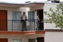 La policía de Las Vegas investiga en los alrededores de la cuadra 4100 de Pennwood Avenue, el ...
