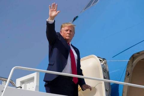 Donald Trump saluda mientras camina hacia el Air Force One al salir el jueves 1° de agosto de ...