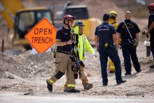La policía de Las Vegas y los bomberos de varios organismos responden a un accidente laboral e ...