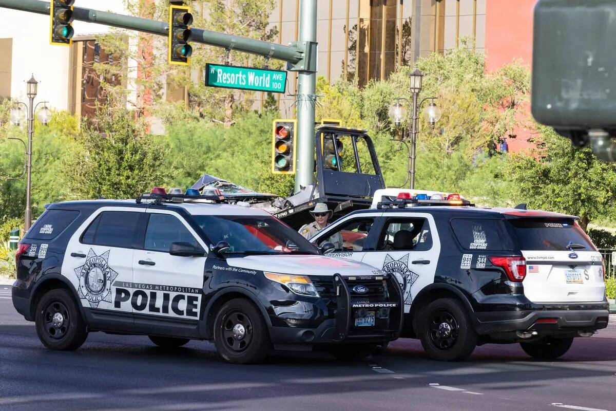 La policía de Las Vegas investiga un accidente mortal después de que dos vehículos chocaran ...