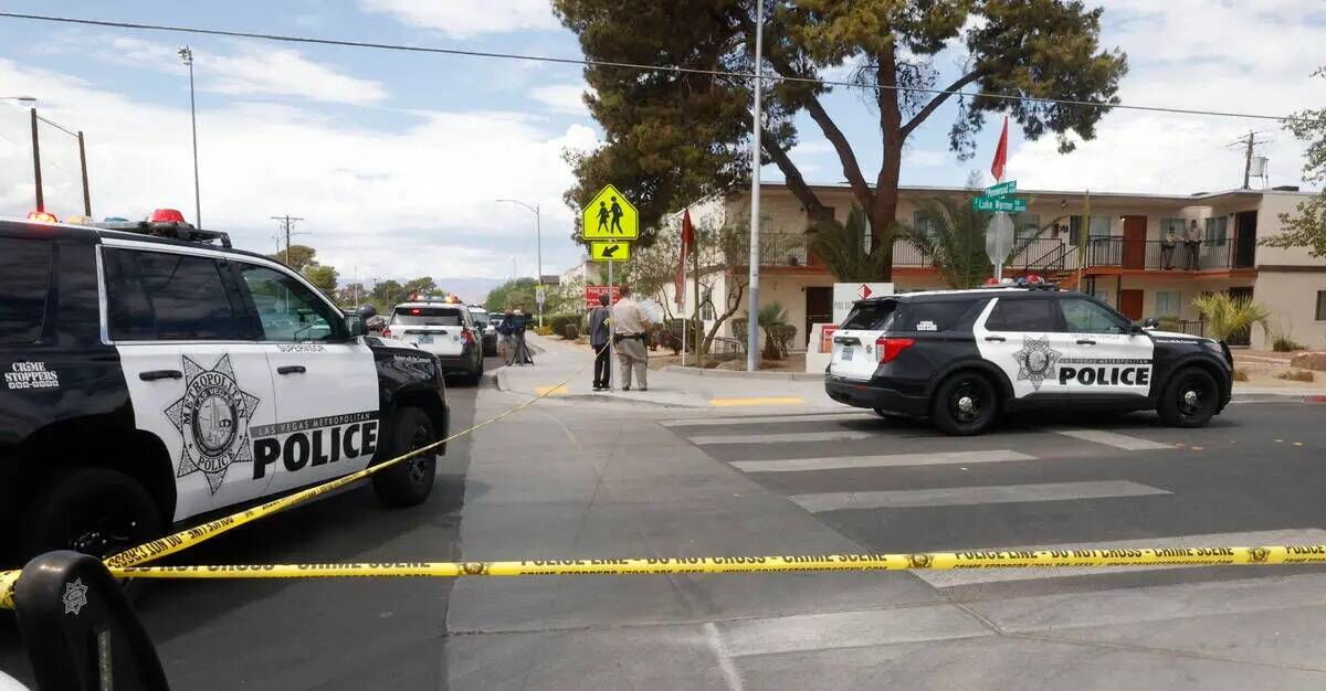 La policía de Las Vegas investiga en torno a la cuadra 4100 de Pennwood Avenue, el martes 9 de ...