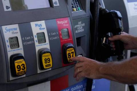 Un cliente carga gasolina en una gasolinera Exxon, el martes 10 de mayo de 2022, en Miami. Los ...