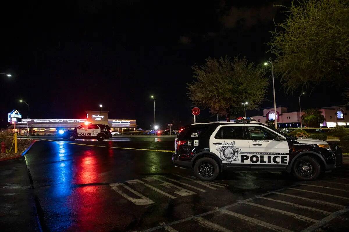 La Policía Metropolitana responde a una escena en South Decatur Boulevard cerca de Charleston ...