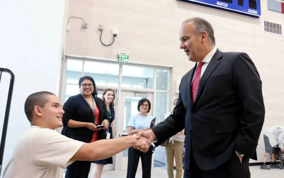 El superintendente del Distrito Escolar del Condado Clark, Jesús Jara, visita a Román Hernán ...