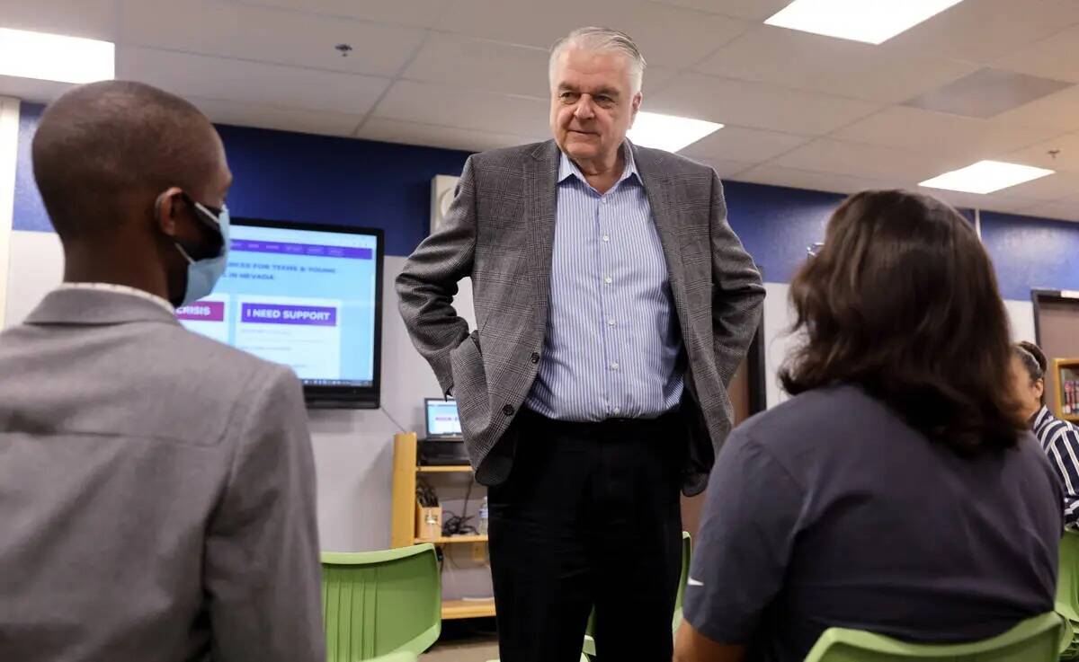 El gobernador de Nevada, Steve Sisolak, en el centro, visita a los estudiantes de último año ...